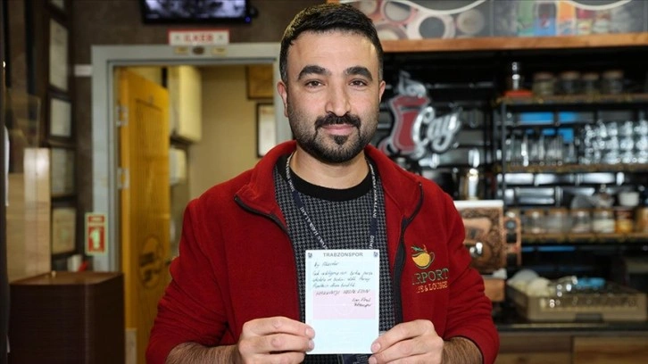 Trabzonsporlu futbolcuların bıraktığı not kafeterya işletmecisini duygulandırdı