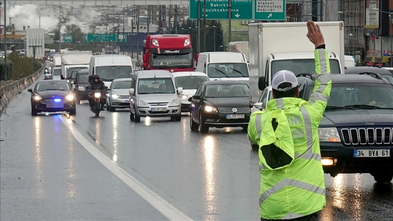 Trafik denetimlerinde, izinsiz 'çakar lamba' kullanan 39 sürücüye işlem yapıldı