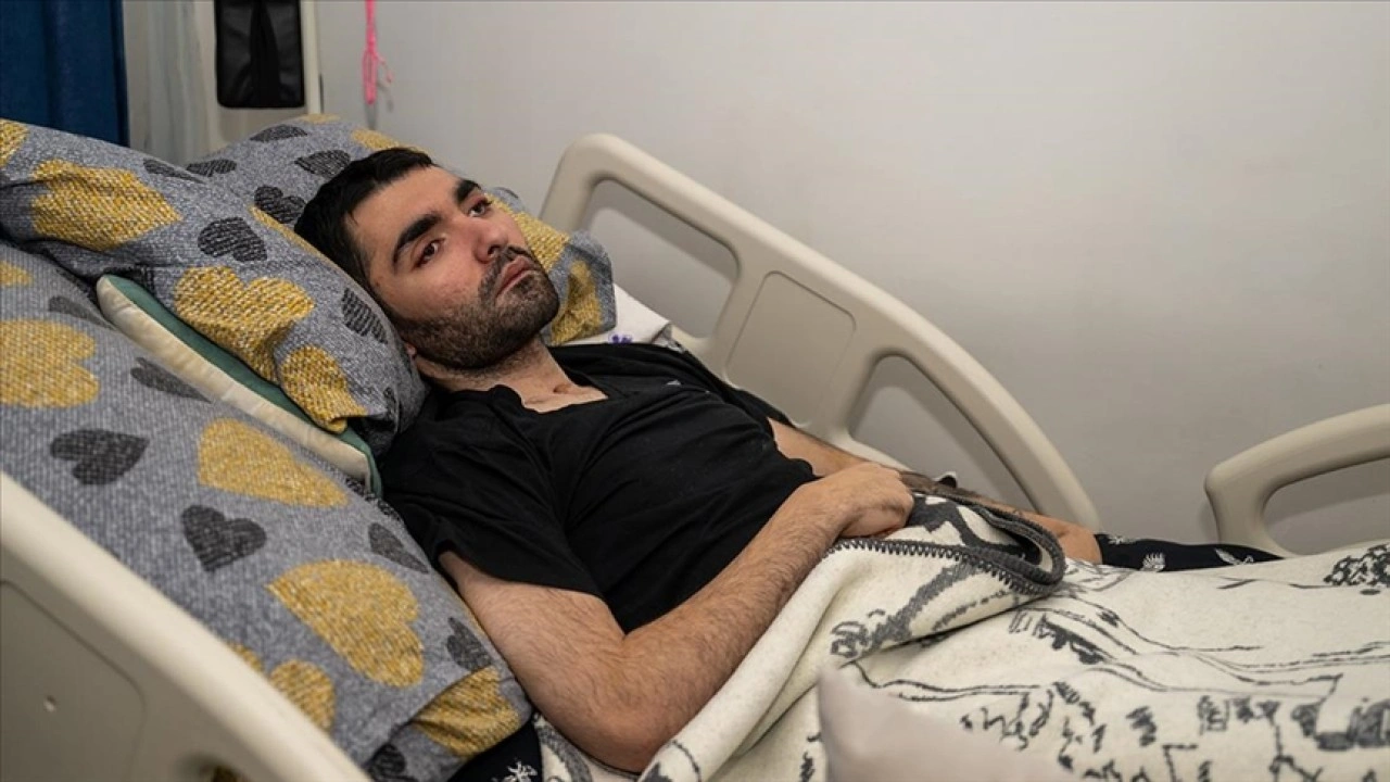 Trafik kazasında yatağa bağımlı hale gelen genç için tedavi umudu sürüyor