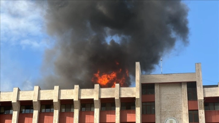 Trakya Üniversitesi Tıp Fakültesi Hastanesinin çatısındaki yangın kontrol altına alındı