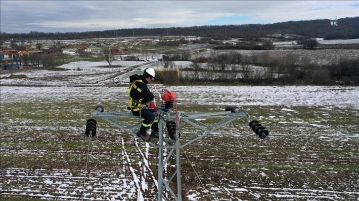 Trakya'da elektrik arıza ekipleri kar kış demeden görev başında