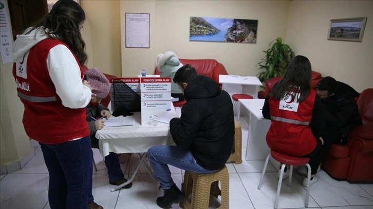 Trakya'da vatandaşlar depremzedeler için kan bağışında bulunmaya devam ediyor
