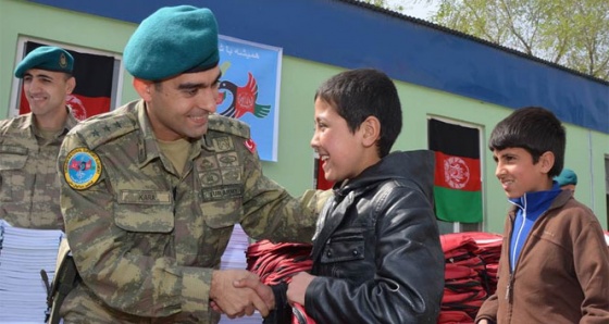 TSK'dan Afgan miniklere eğitim yardımı
