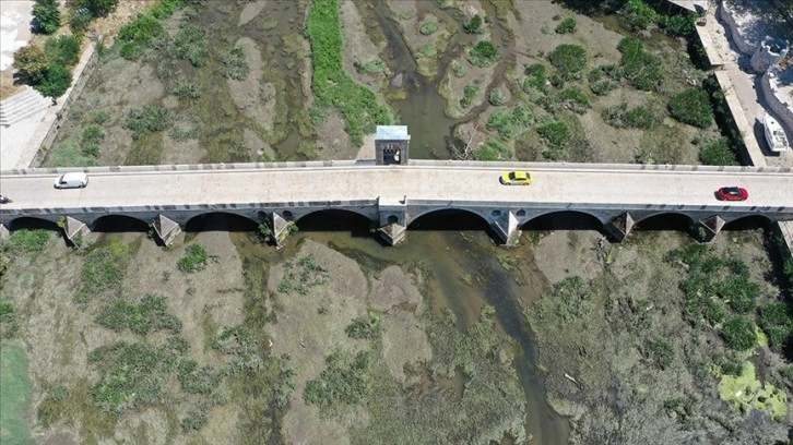 Tunca Nehri'nde debinin düşmesiyle çöpler ortaya çıktı