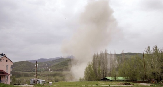 Tunceli Ovacık'ta yola tuzaklanan patlayıcı imha edildi