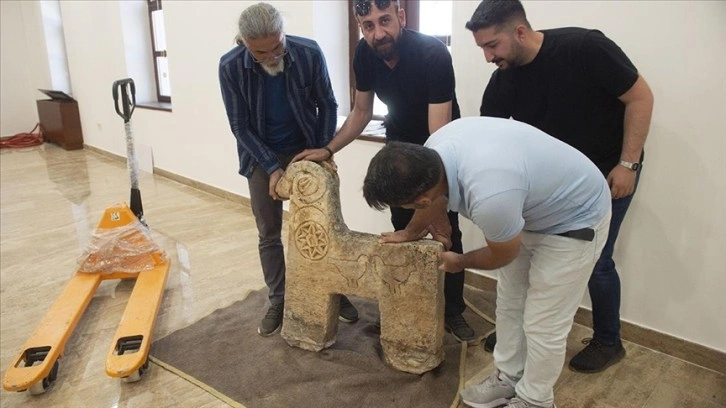 Tunceli'de çalınan 500 yıllık koç başlı mezar taşı bir evin bahçesinde bulundu