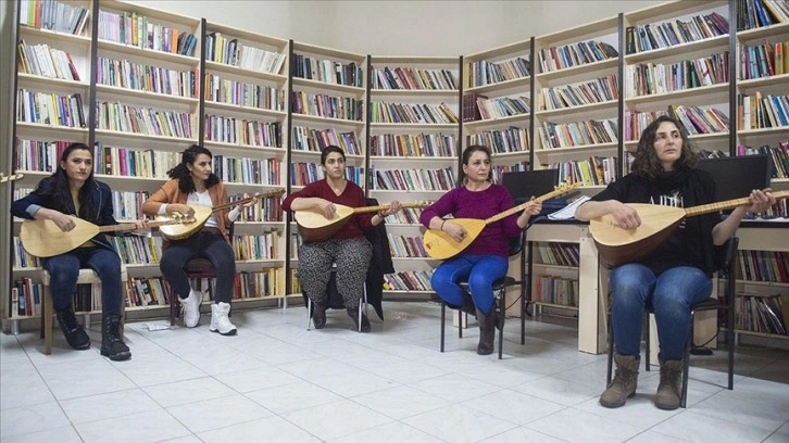 Tunceli'de ev hanımları kış mevsimini bağlama çalmayı öğrenerek geçiriyor