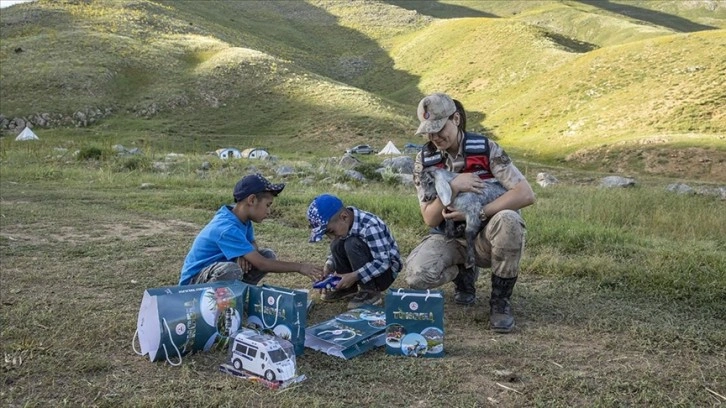 Tunceli'de jandarma ekipleri yayladaki çocukların yüzünü hediyelerle güldürdü