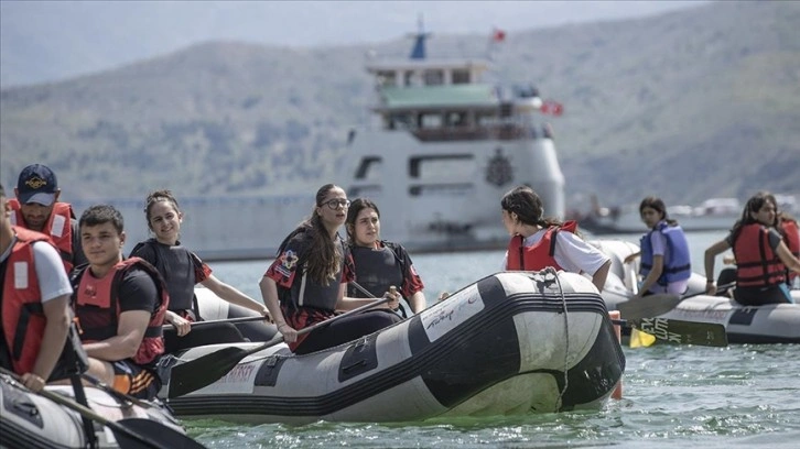 Tunceli'de öğrenciler Munzur Çayı ve Keban Baraj Gölü'nde su sporlarıyla tanışıyor