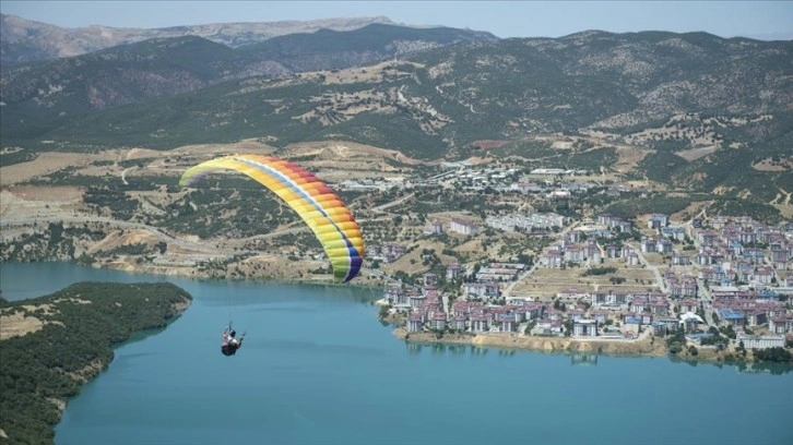 Tunceli'deki Kavun Tepesi yamaç paraşütü tutkunlarını cezbediyor