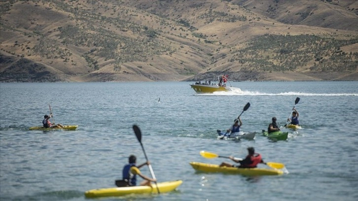 Tunceli'nin tarihi Pertek ilçesi su sporlarıyla adından söz ettiriyor