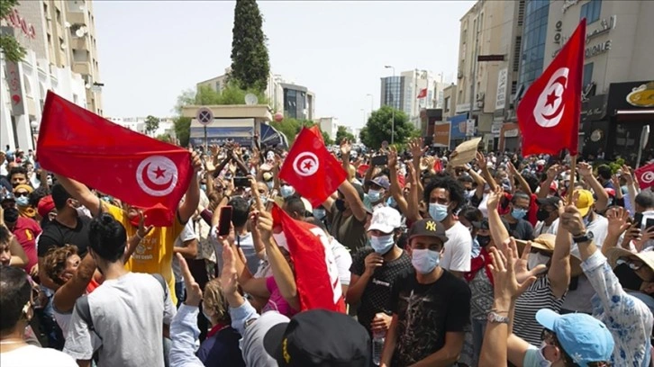 Tunus 25 Temmuz’da yeni anayasa için sandığa gidiyor
