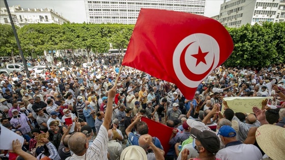 Tunus’ta Cumhurbaşkanı’nın olağanüstü yetkileri elinde toplayan kararları protesto edildi