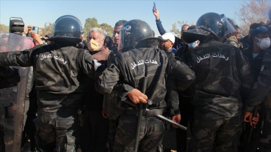 Tunuslu çevre örgütü: Çöp protestosunda hayat hakkımızı savunurken 'gaz bombalarına' hedef