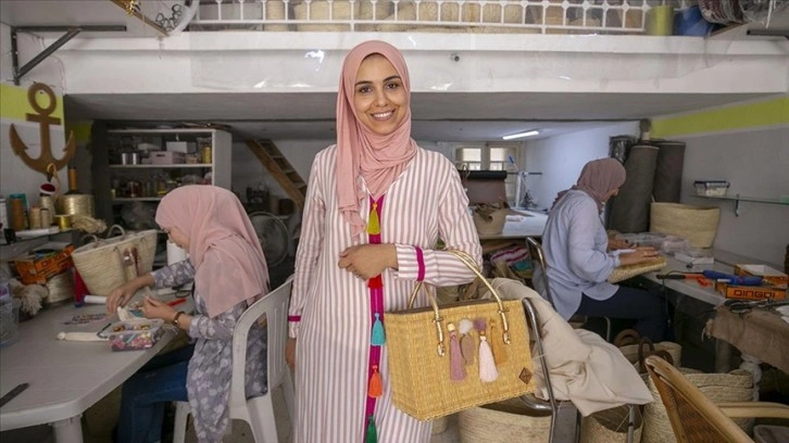 Tunuslu genç, geleneksel küfeleri tasarımlarıyla işleyerek günlük kullanıma kazandırıyor