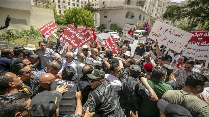 Tunus'ta Anayasa referandumuna karşı düzenlenen protesto polis engeline takıldı