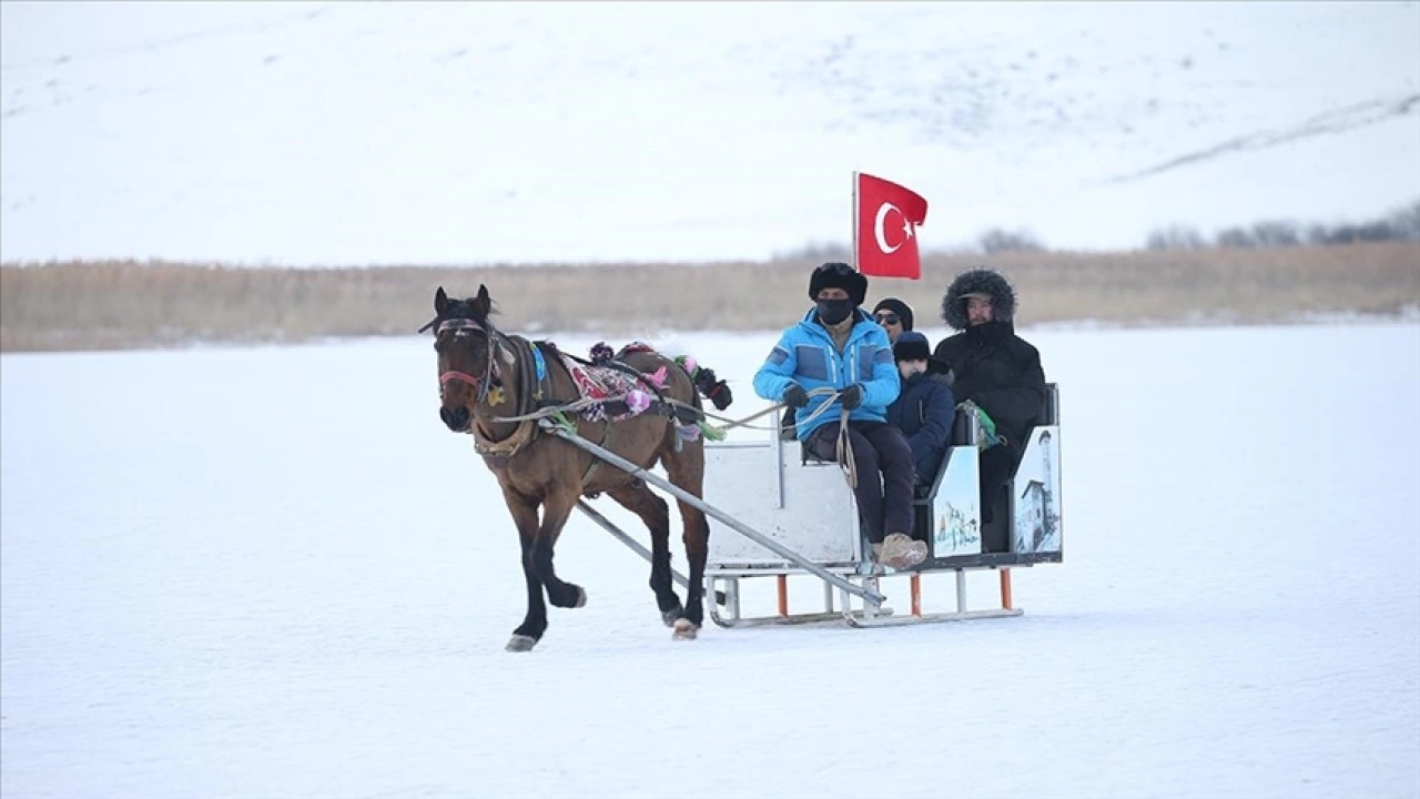 Turistik Doğu Ekspresi &Ccedil;ıldır G&ouml;l&uuml;'n&uuml; şenlendirdi