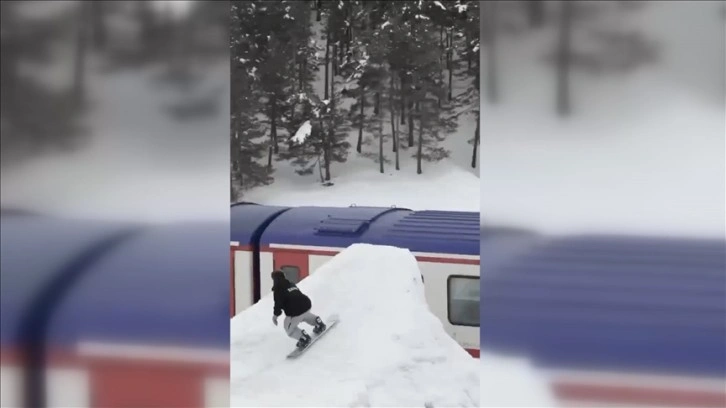 Turistik Doğu Ekspresi'ne dikkati çekmek için trenin üzerinden snowboard ile atladı