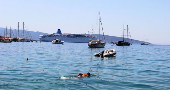 Turistler çöl sıcağıyla karşılaşınca soluğu denizde aldı