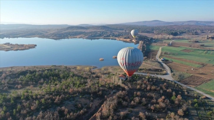 Turistler sahurdan sonra Frigya'yı sıcak hava balonlarıyla gökyüzünden geziyor