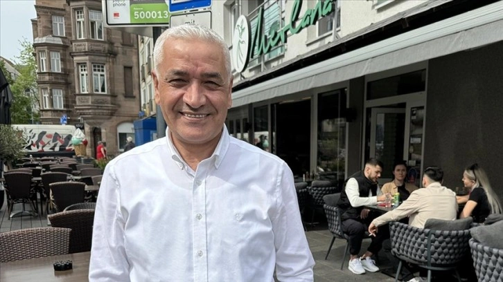 Türk iş insanı 28 ülkeden çalışanıyla Almanya'daki restoranında misafirlerini ağırlıyor