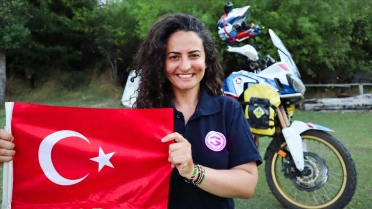 Türk kadın akademisyen ve gezgin Asil Özbay motosikletiyle tek başına Afrika'yı turluyor