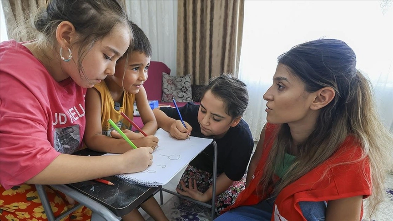Türk Kızılay, deprem bölgesinde 7 bini aşkın öğrenciye kırtasiye seti dağıttı