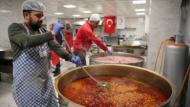 Türk Kızılay, depremin merkez üssü Pazarcık'ta 10 iftar çadırı kurdu