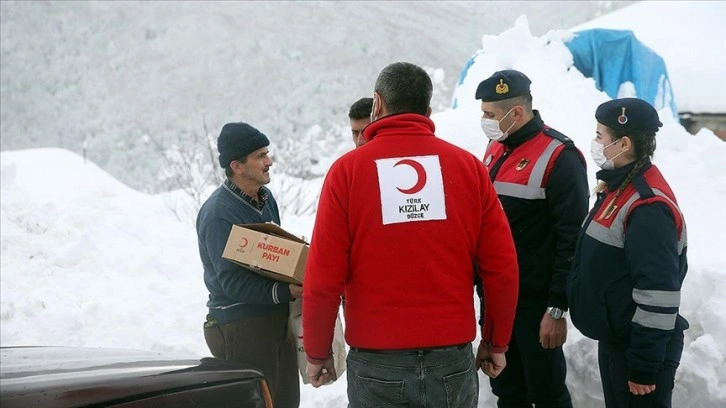 Türk Kızılay ekipleri karlı yolları aşıp yardım ulaştırıyor