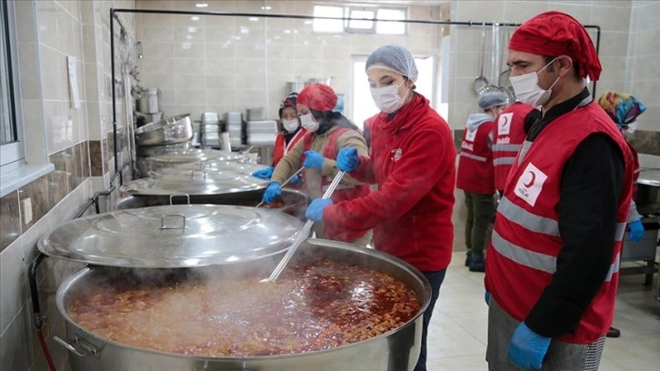Türk Kızılay Elbistan'da 23 noktada sahurluk ve sıcak yemek ikramında bulunuyor
