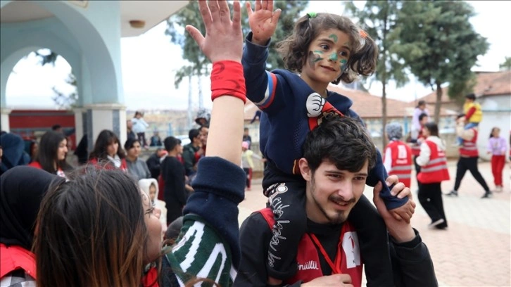Türk Kızılay gönüllüleri Malatya'daki depremzede çocuklara moral aşılıyor