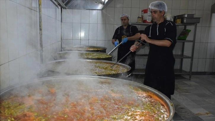 Türk Kızılay Malatya'da 39 STK ile depremzedelere sıcak yemek veriyor