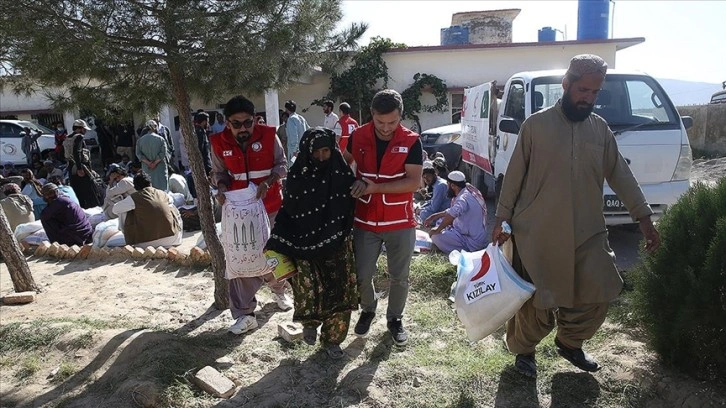 Türk Kızılay, yaptığı yardımlarla Pakistanlı selzedelerin yüzünü güldürdü