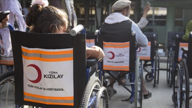 Türk Kızılaydan Afganlara tekerlekli sandalye desteği