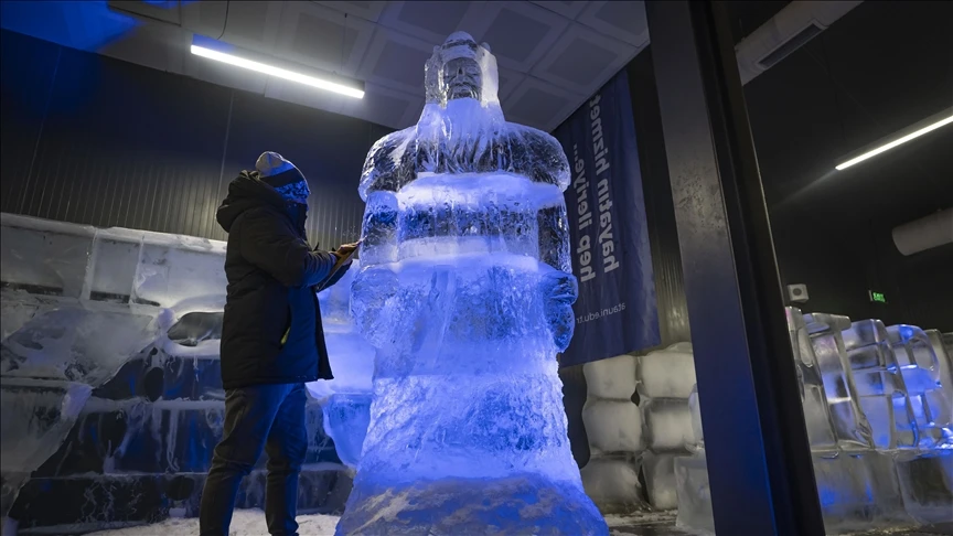 T&uuml;rk k&uuml;lt&uuml;r&uuml;nde &ouml;ne &ccedil;ıkan karakter ve malzemeleri buza işlediler