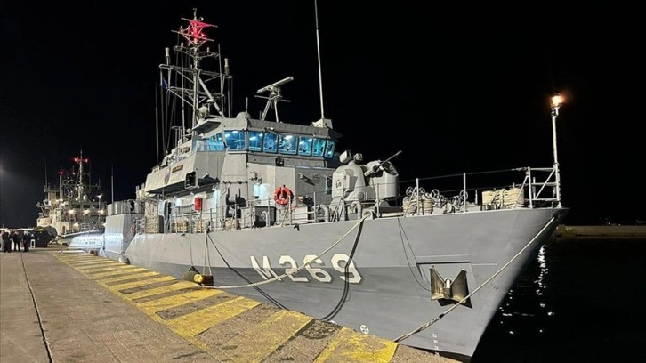 Türk mayın avlama gemileri TCG Anamur ve TCG Amasra Yunanistan'ın Pire Limanı'nda