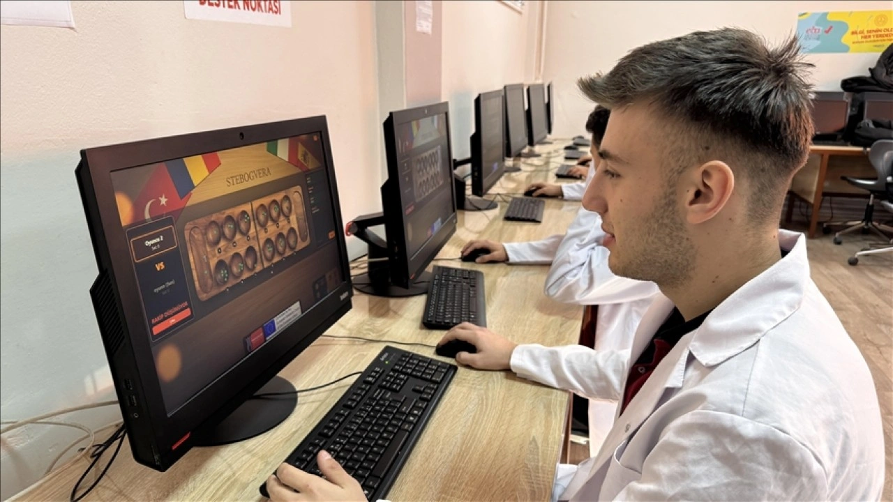 T&uuml;rk &ouml;ğrenciler yabancı akranlarıyla geleneksel masa oyunlarını dijital ortama taşıdı