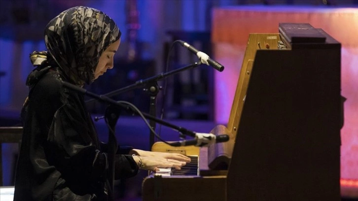 Türk piyanist ve besteci Büşra Kayıkçı Londra'da konser verdi