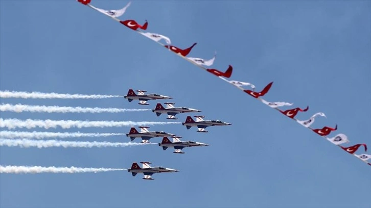 Türk Yıldızları Erzincan semalarında gösteri yaptı