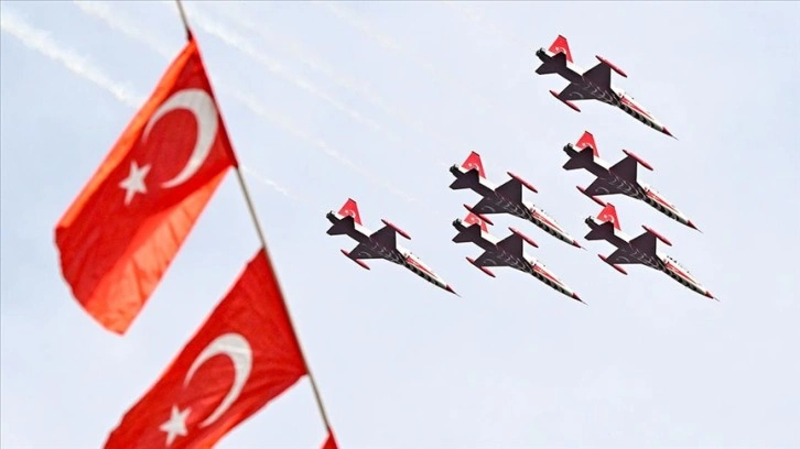 Türk Yıldızları, İzmir'de selamlama uçuşu yaptı