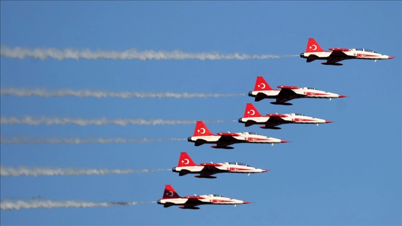 Türk Yıldızları, Kırklareli semalarında gösteri uçuşu yaptı