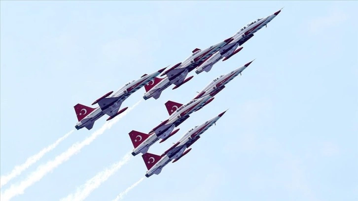 Türk Yıldızları Trabzon'da gösteri uçuşu yaptı
