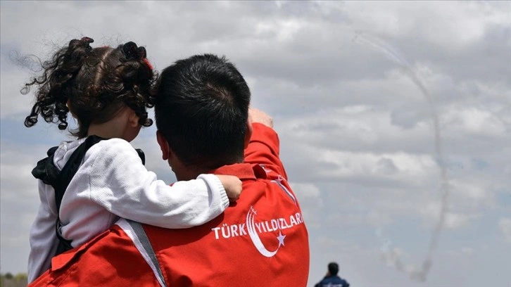 Türk Yıldızları ve SOLOTÜRK otizmli çocuklar için uçtu