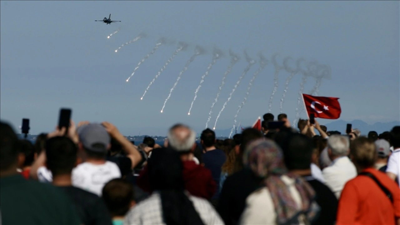 Türk Yıldızları ve SOLOTÜRK, Samsun semalarında gösteri uçuşu yaptı