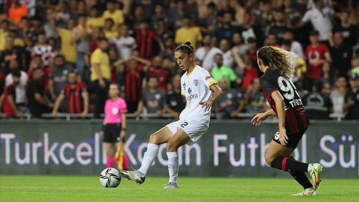 Turkcell Kadın Futbol Süper Ligi play-off finalinde ALG Spor, 2021-2022 sezonunu şampiyon tamamladı