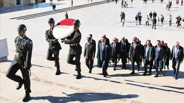 Türkiye Barolar Birliği heyeti, Avukatlar Günü dolayısıyla Anıtkabir'i ziyaret etti