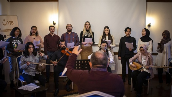 Türkiye&#039;de okuyan yabancı öğrenciler Türk müziği korosu kurdu