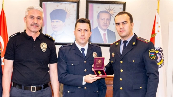 Türkiye-Ermenistan maçında Azerbaycan bayrağına saygı gösteren Türk polis memuruna madalya