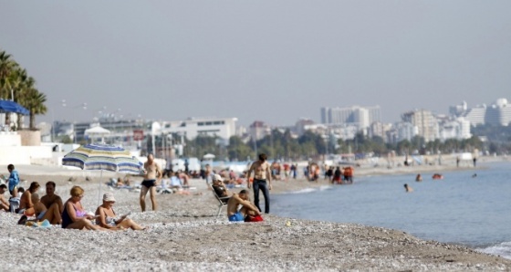 Türkiye kar bekliyor, Antalya deniz keyfi yapıyor