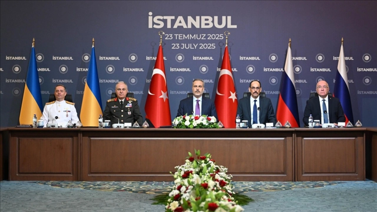 Türkiye'nin ara buluculuğundaki Türkiye-Rusya-Ukrayna Üçlü Toplantısı İstanbul'da başladı